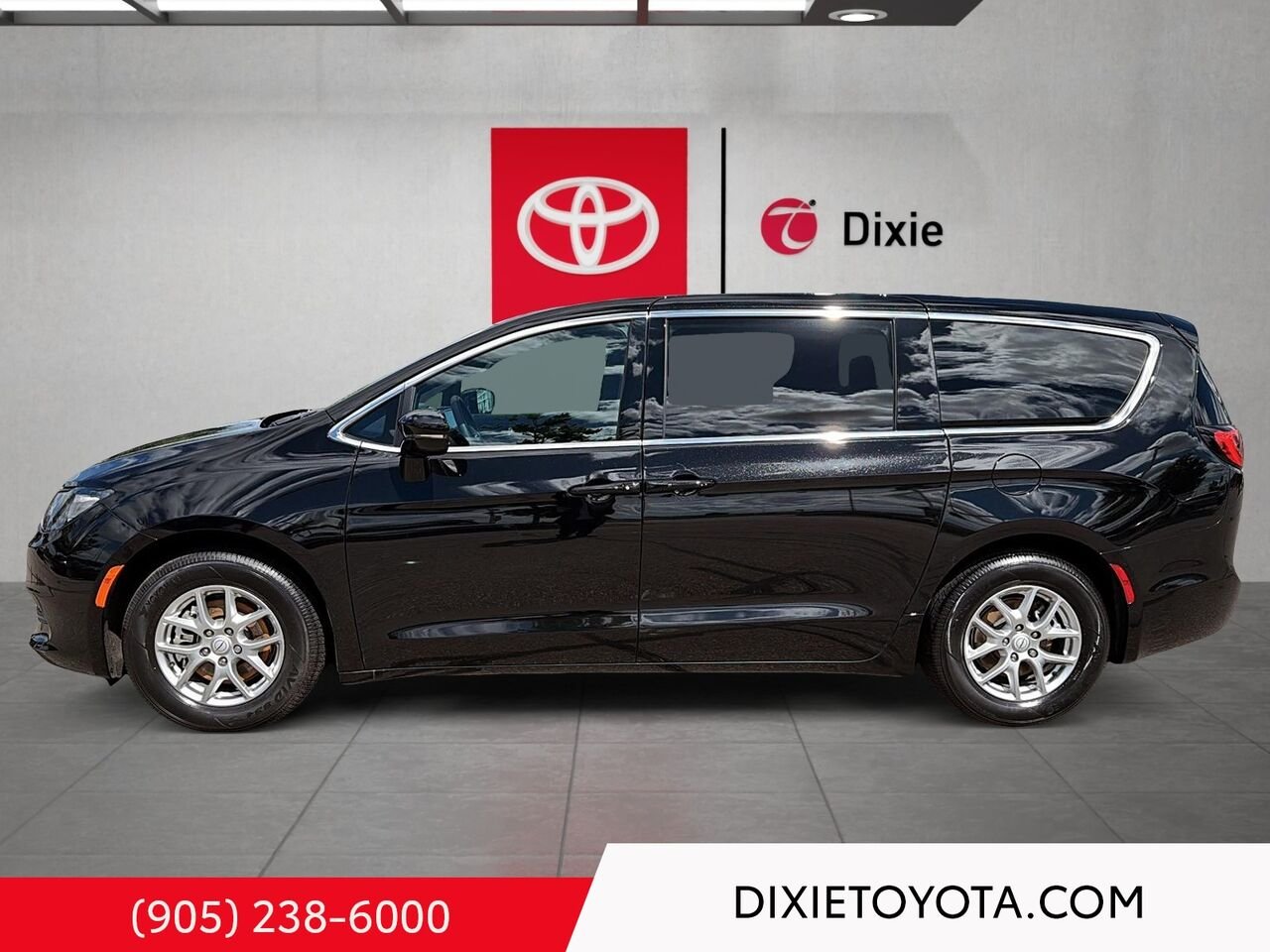 2026 Chrysler Grand Caravan SXT / CLEAN CARFAX / Black Mississauga - photo #5