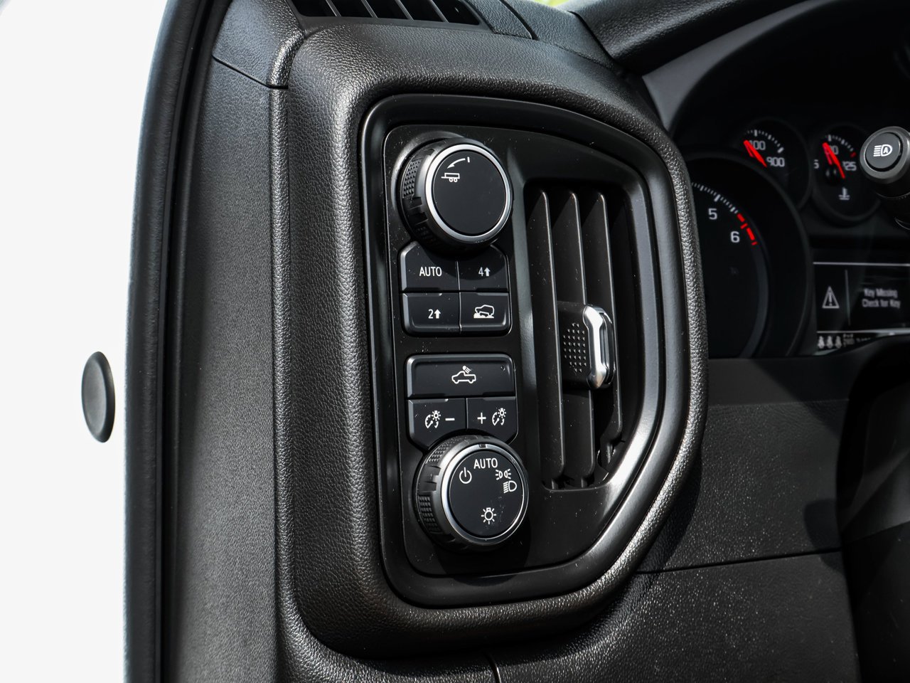 2025 Chevrolet Silverado 1500 4WD Crew Cab 147 Custom White Sherwood Park - photo #19