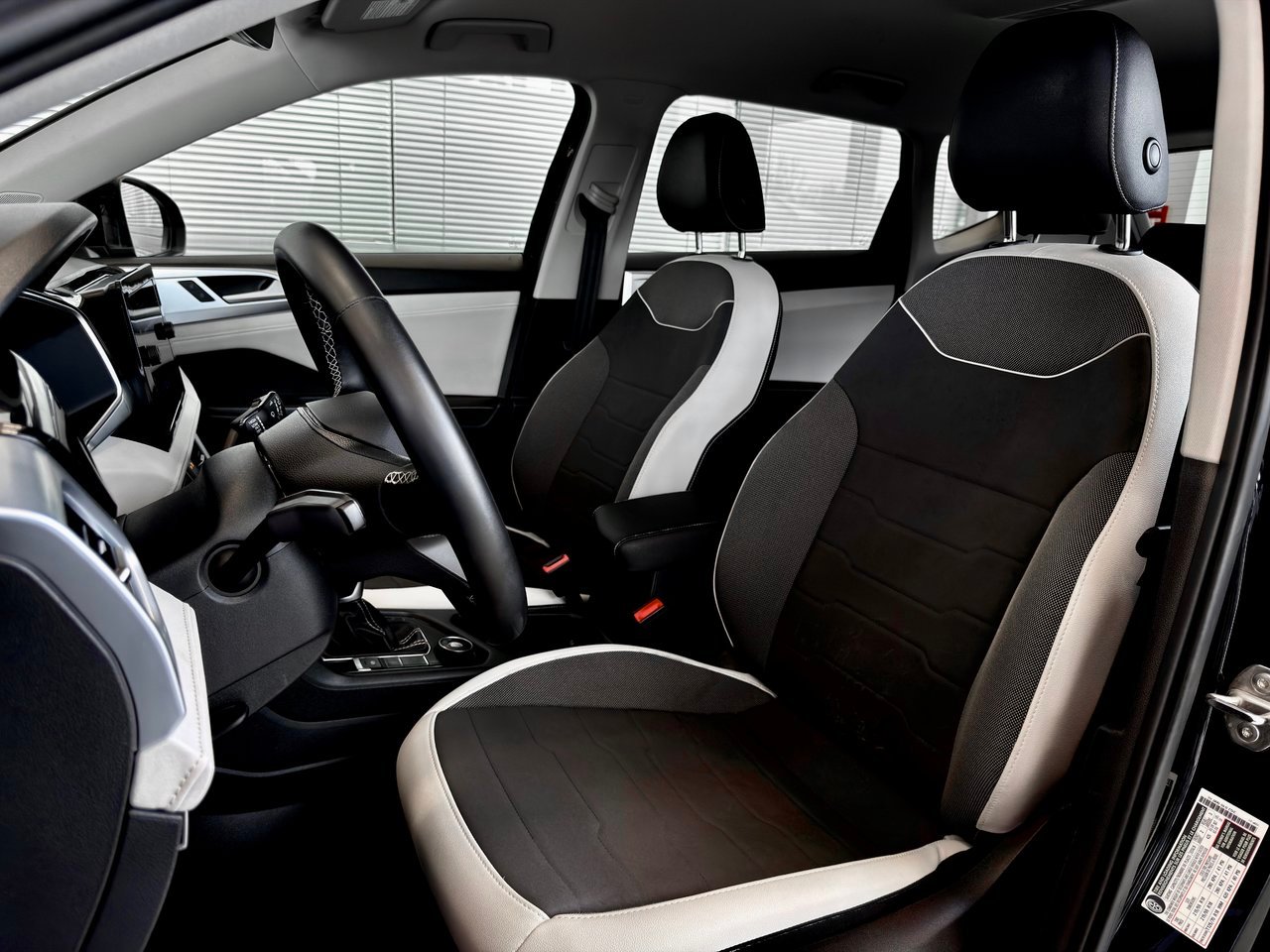 2025 Volkswagen Taos Silver Notre-Dame-des-Prairies - photo #15