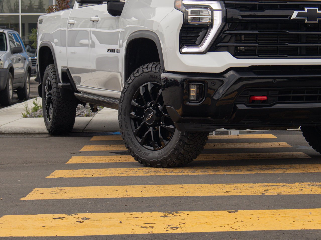 2025 Chevrolet Silverado 2500HD 4WD Crew Cab 159 LTZ White Sherwood Park - photo #5