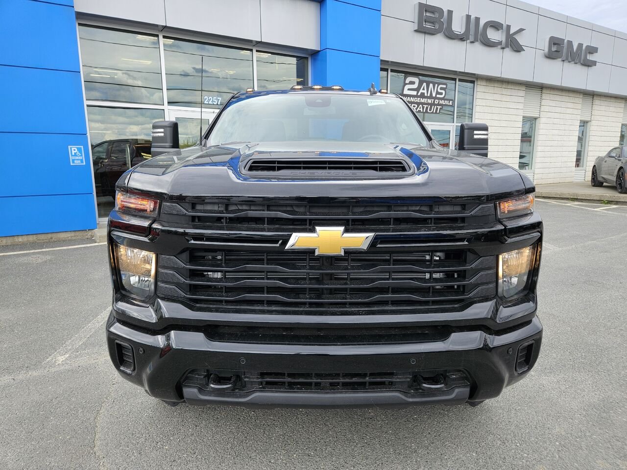 Chevrolet Silverado 2500HD Custom cabine multiplace 4RM 159 po 2026 NOIR Thetford Mines - photo #3