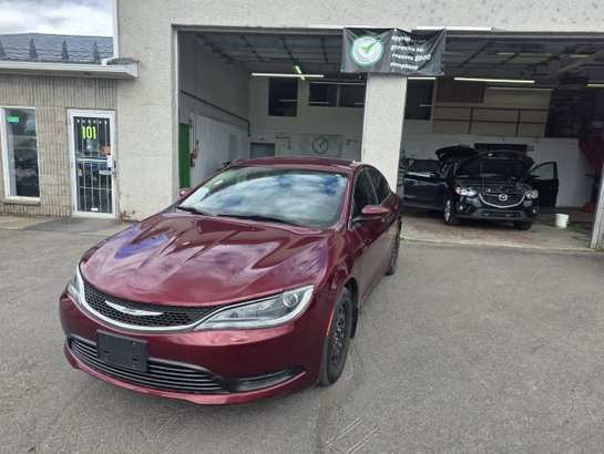 2015 Chrysler 200 2015 Red