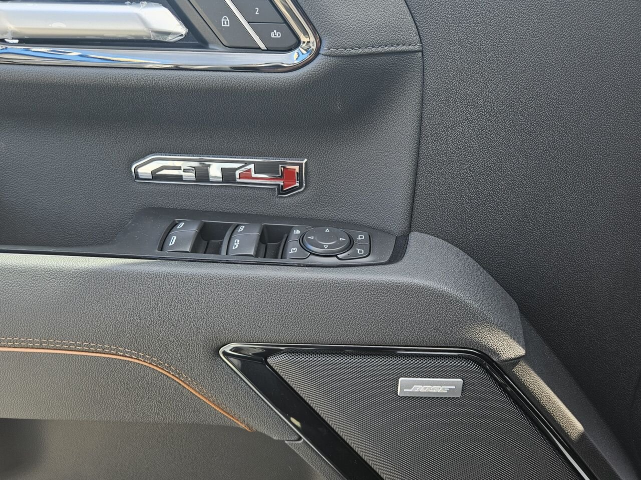 2026 GMC Sierra 1500 AT4 cabine multiplace 4RM 157 po Summit White Thetford Mines - photo #11