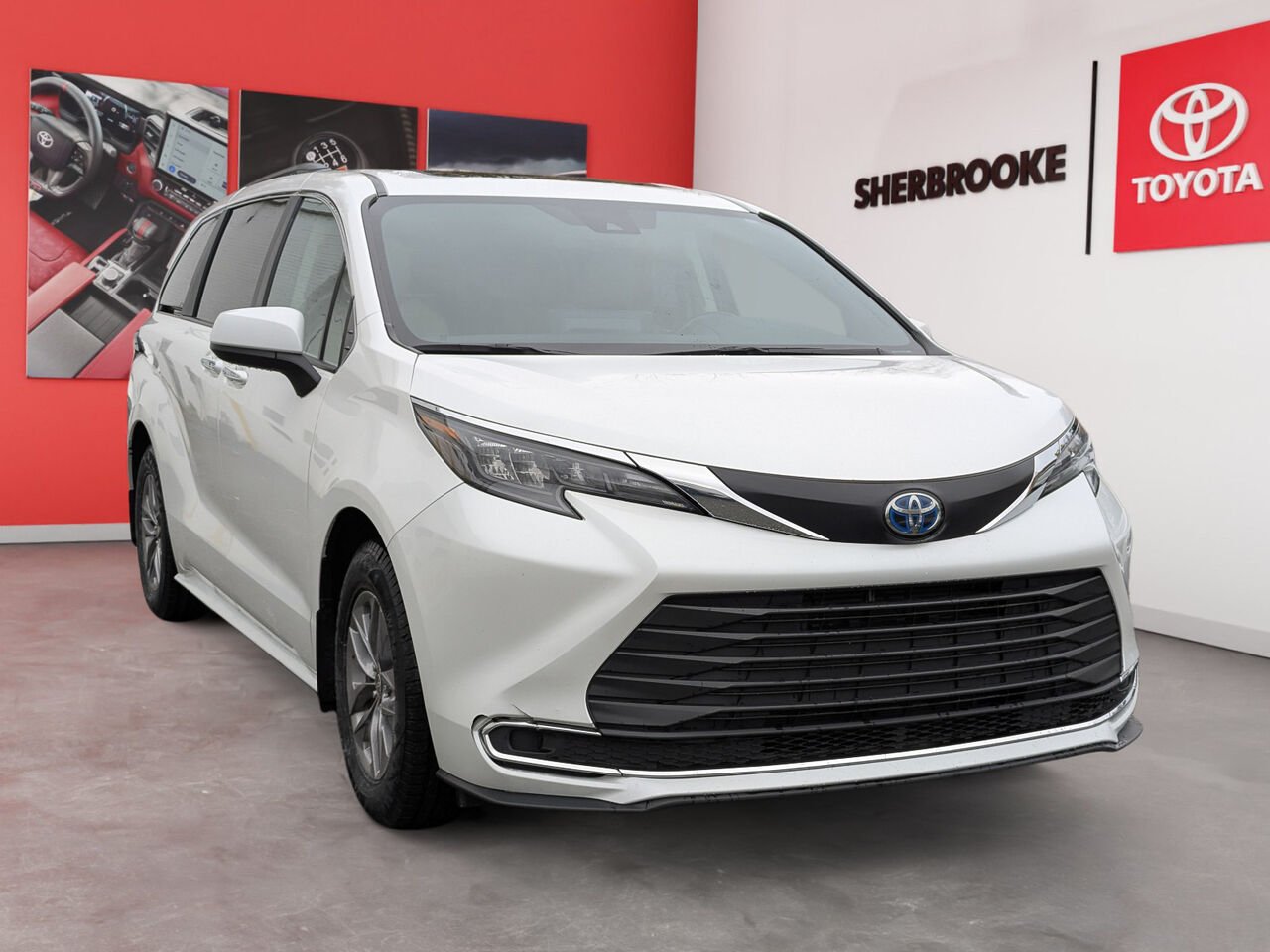 2024 Toyota Sienna 5TDGRKEC8RS203182 Wind Chill Pearl Sherbrooke - photo #1