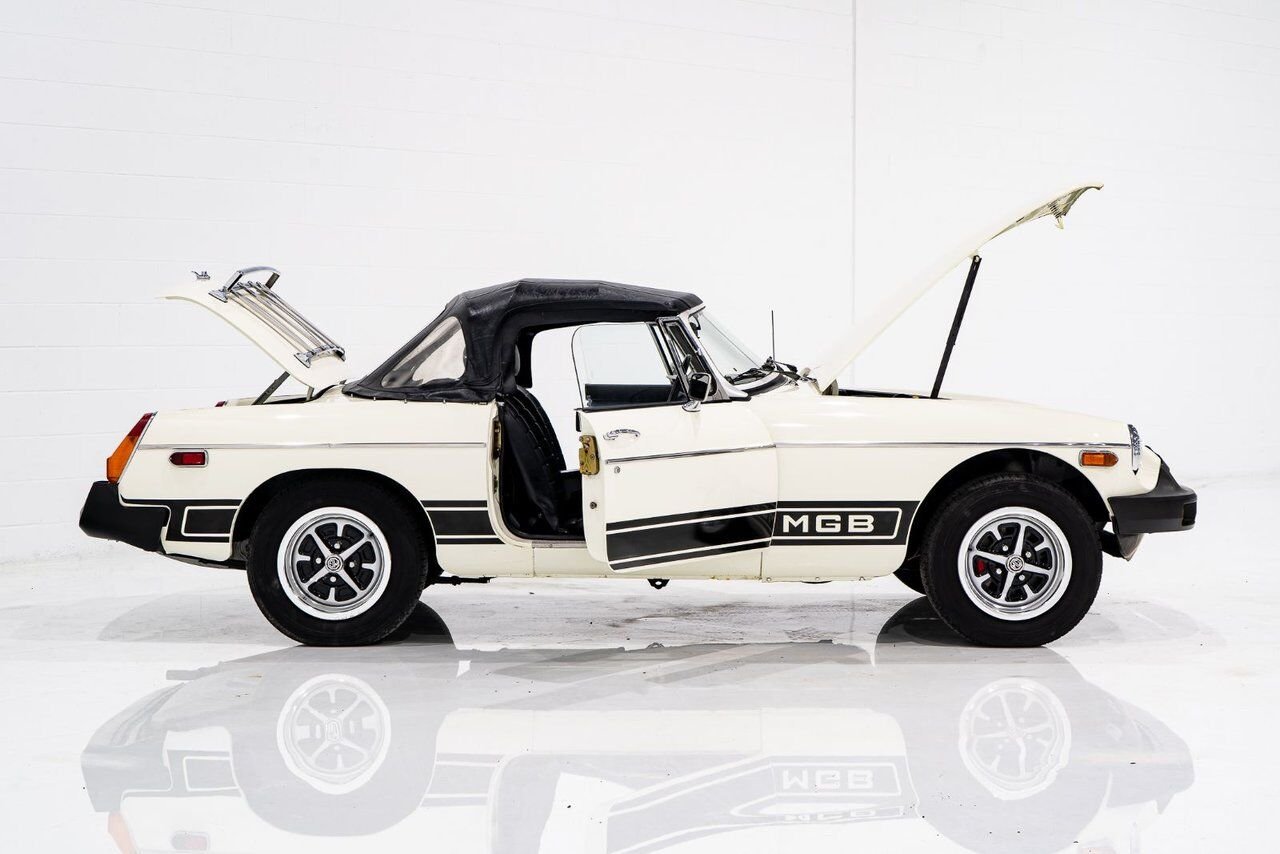 1979 MG B Beautifully presented from former complete restoration White Montreal - photo #31