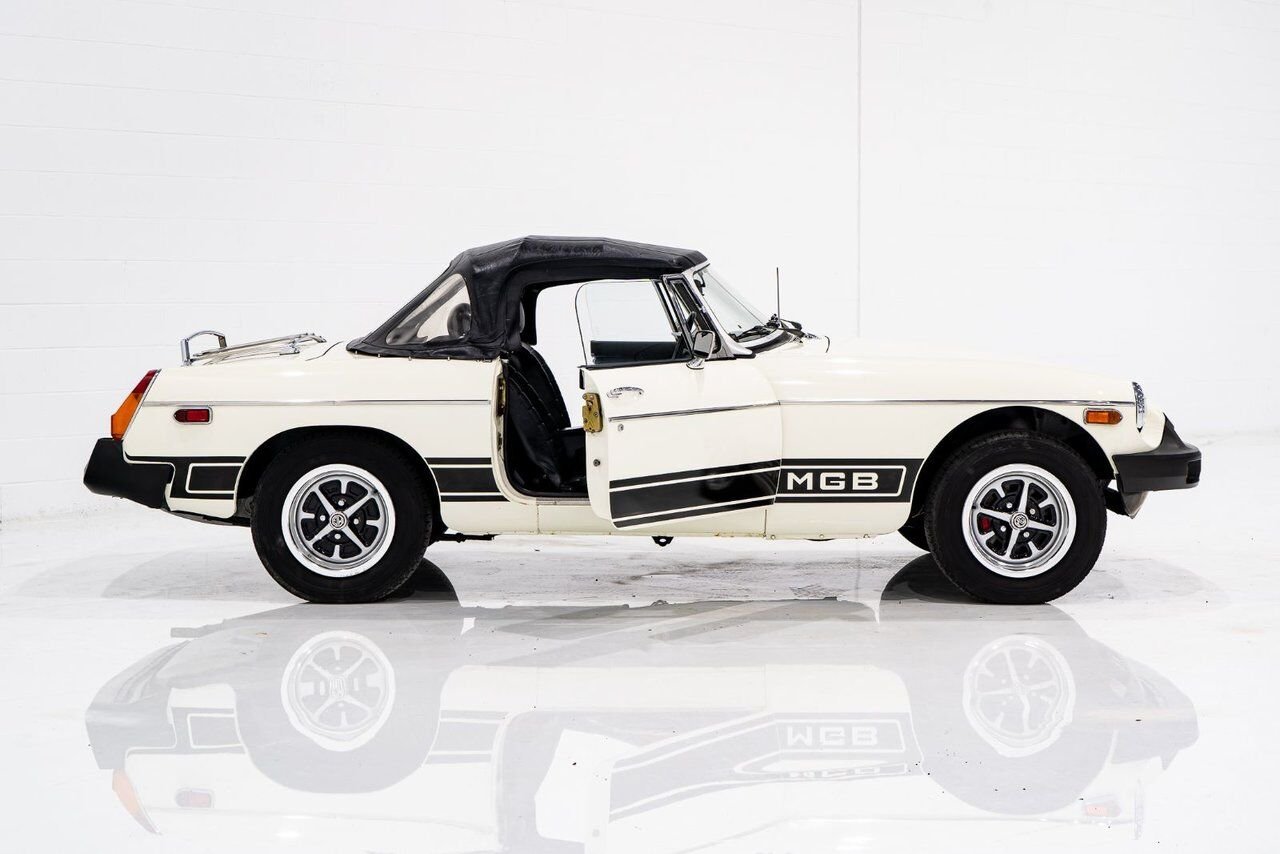 1979 MG B Beautifully presented from former complete restoration White Montreal - photo #32