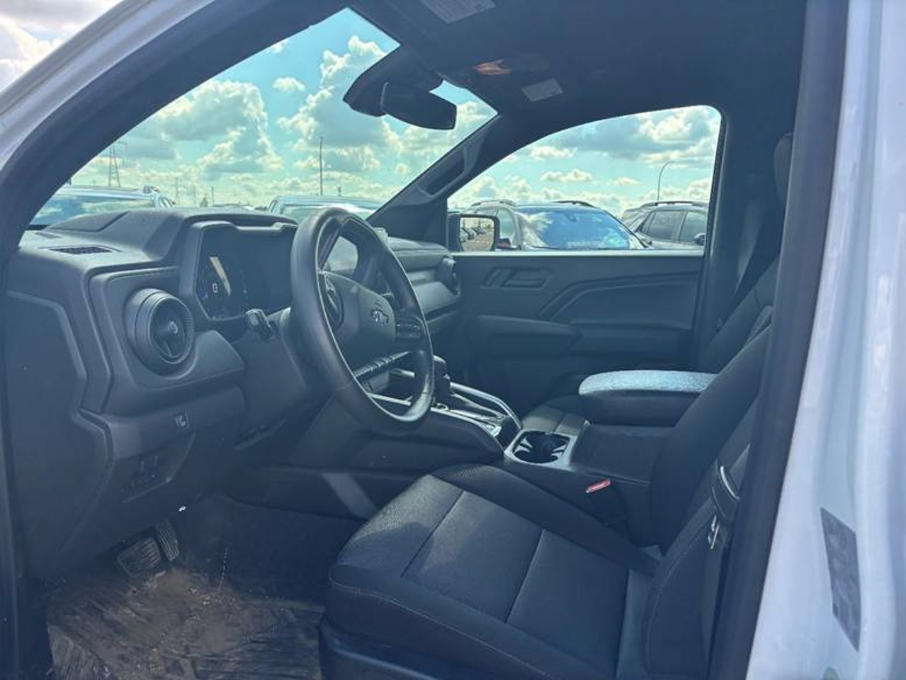 2023 Chevrolet Colorado 4WD Crew Cab Trail Boss White Sherwood Park - photo #5