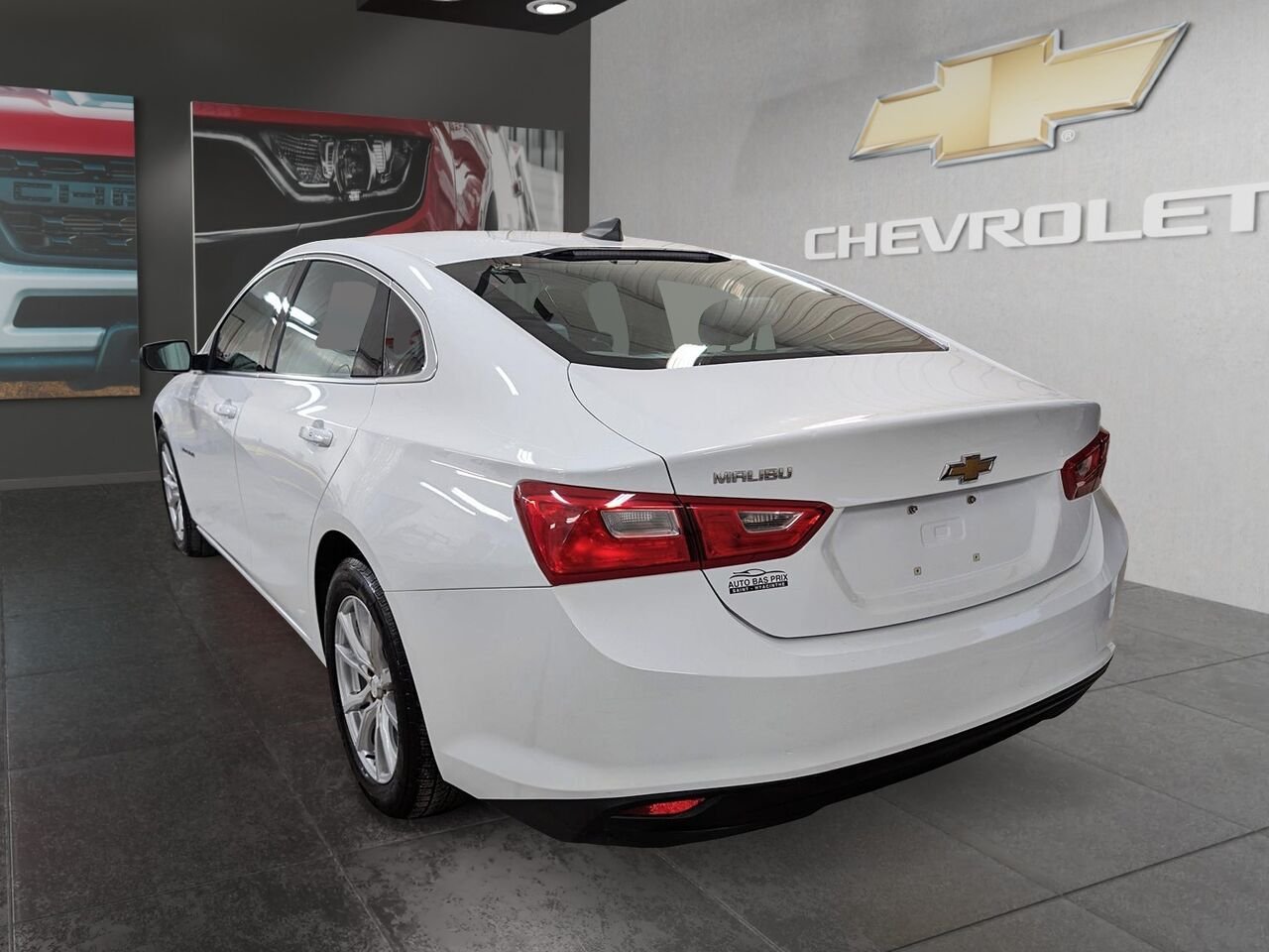 Chevrolet Malibu L berline 4 portes avec 1VL 2017 Gris Saint-Hyacinthe - photo #6