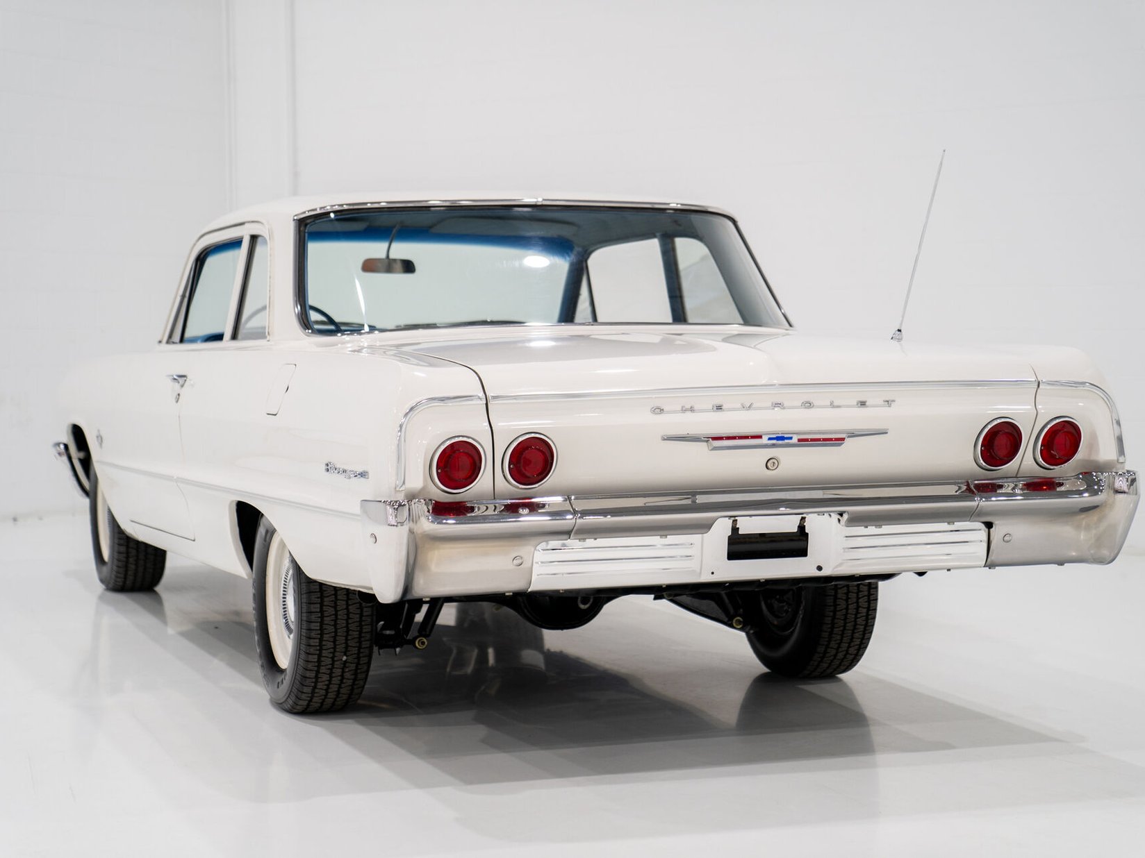 1964 Chevrolet Biscayne Matching 409 / 425HP Transmission 4 Vitesse Complètement Entièrement restauré **PRIX EN USD** White Montreal - photo #32