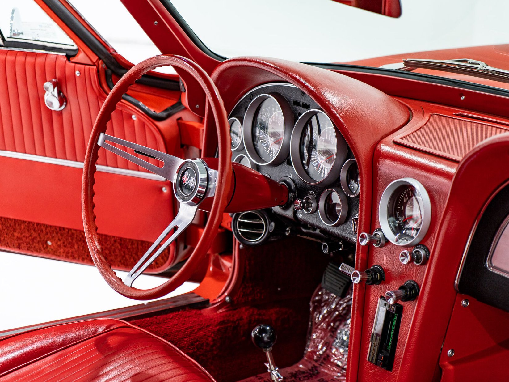 Chevrolet Corvette Split window matching# 327 Factory A/C | PRICE IN USD 1963 Rouge Montréal - photo #12