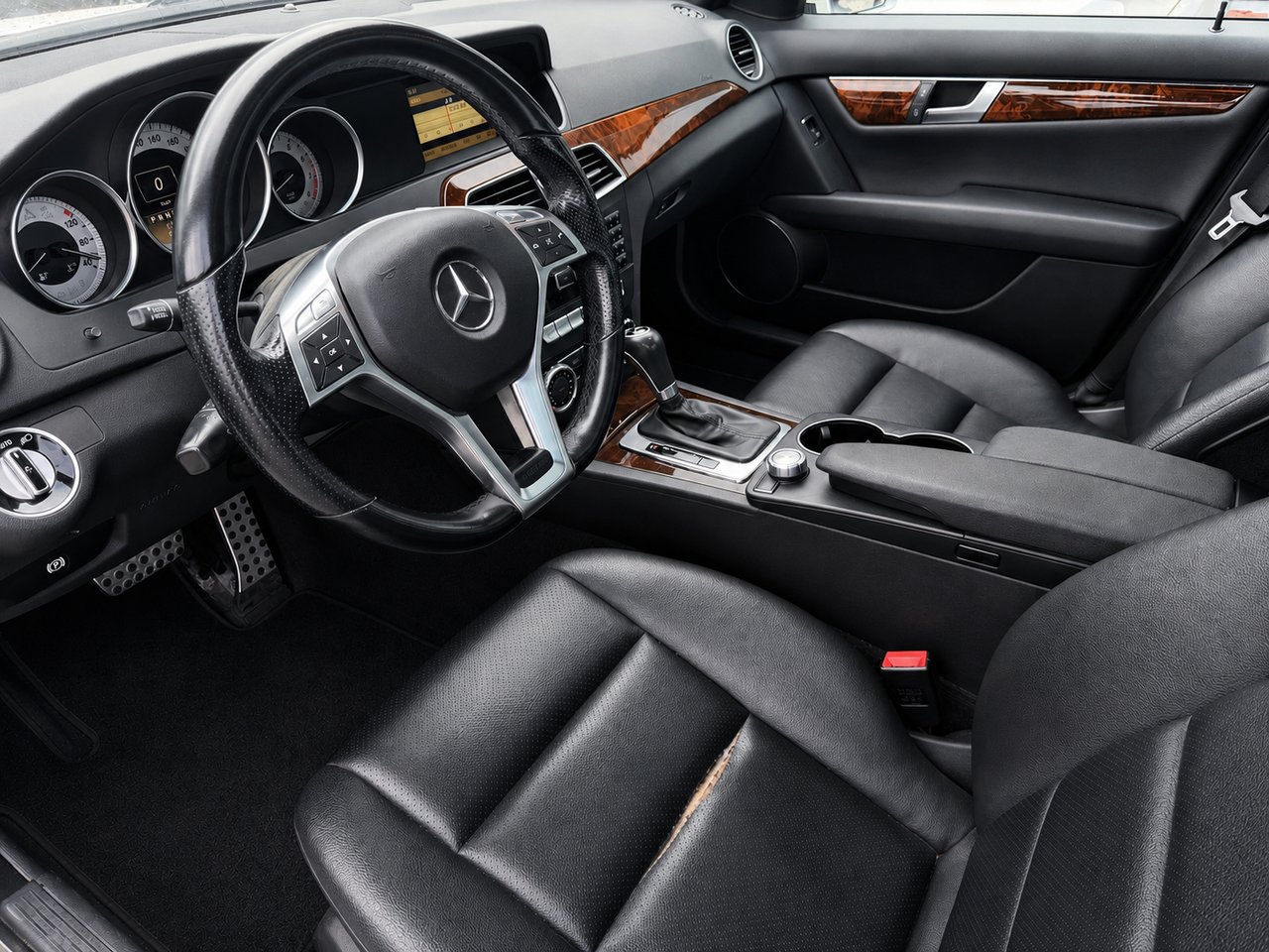 MERCEDES-BENZ C250 JAMAIS ACCIDENTÉ / AWD (4X4) / BLUETOOTH 2012 Blanc Châteauguay - photo #1