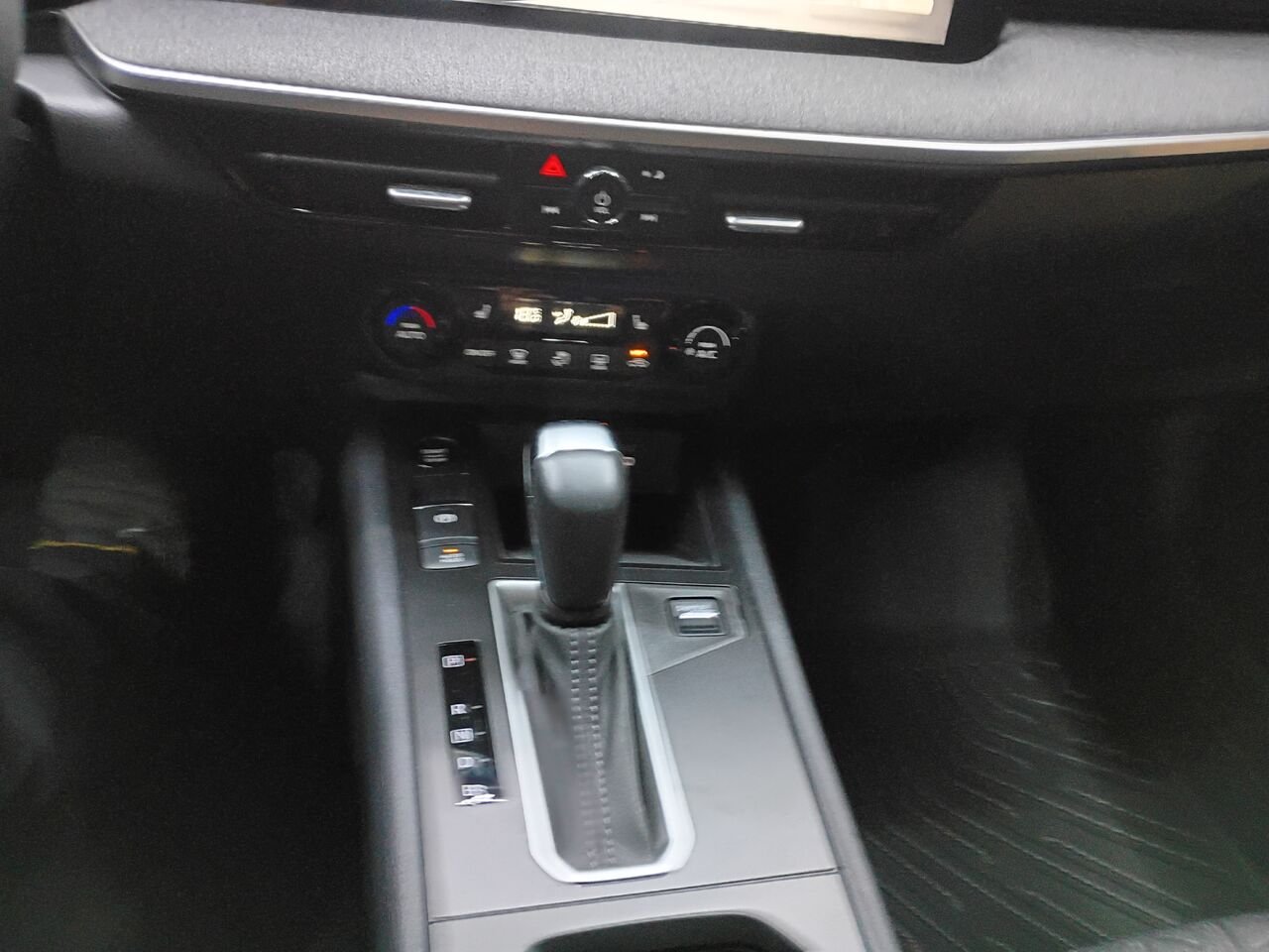 Nissan Kicks 2025 Gris Blainville - photo #25