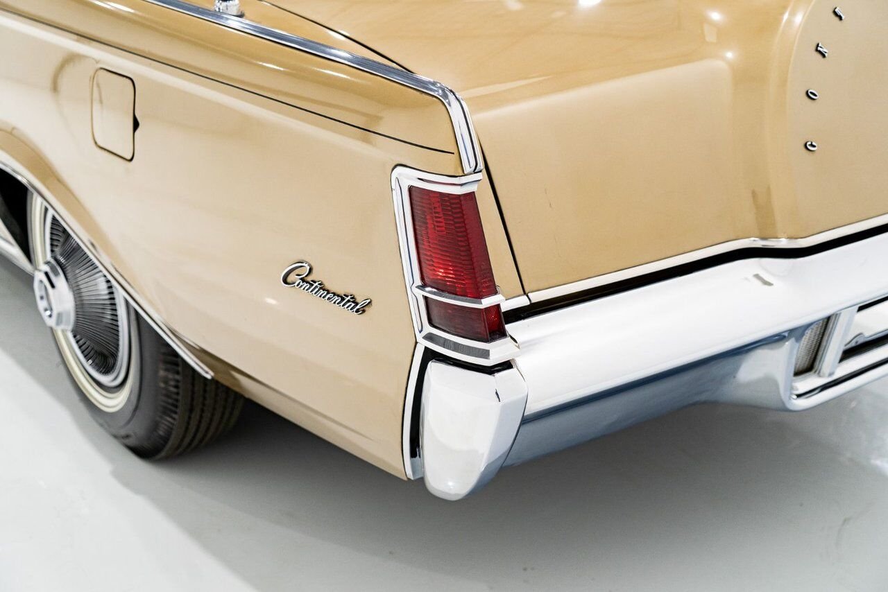 Lincoln Continental Only 687 miles from new. Unrestored example **PRICE IN USD** 1969 Or Montréal - photo #35