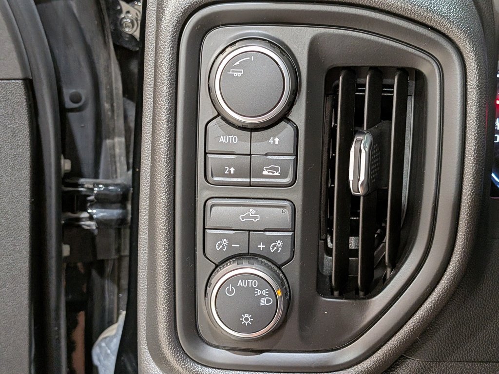 Chevrolet Silverado 1500 4WD Crew Cab 157" Custom 2022 Noir Val-David - photo #30