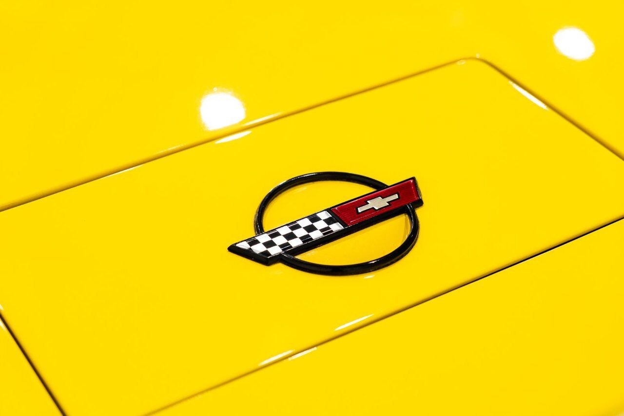 Chevrolet Corvette Pace Car livery with only 17,380km (10,800miles) 1986 Jaune Montréal - photo #68