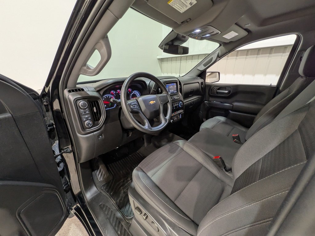 Chevrolet Silverado 1500 4WD Crew Cab 157" Custom 2022 Noir Val-David - photo #10