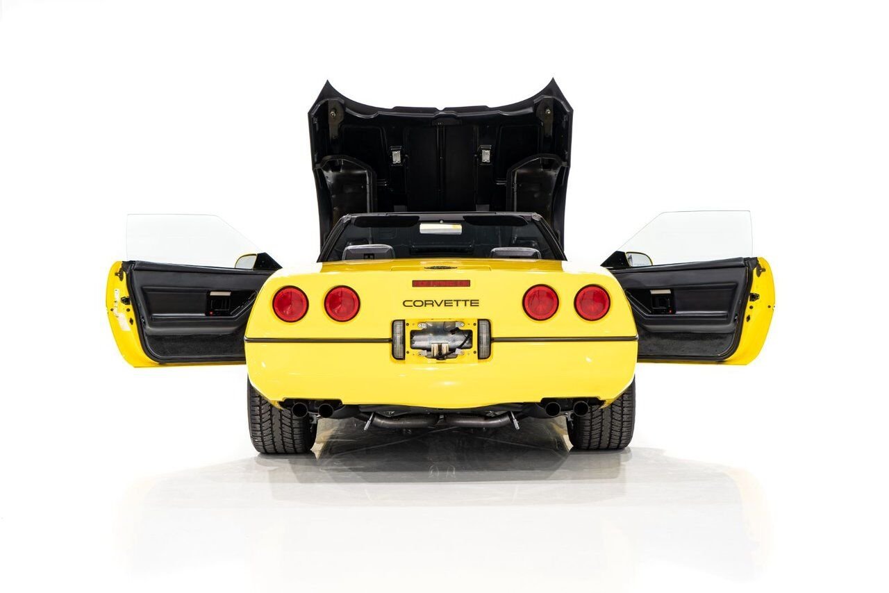 Chevrolet Corvette Pace Car livery with only 17,380km (10,800miles) 1986 Jaune Montréal - photo #39