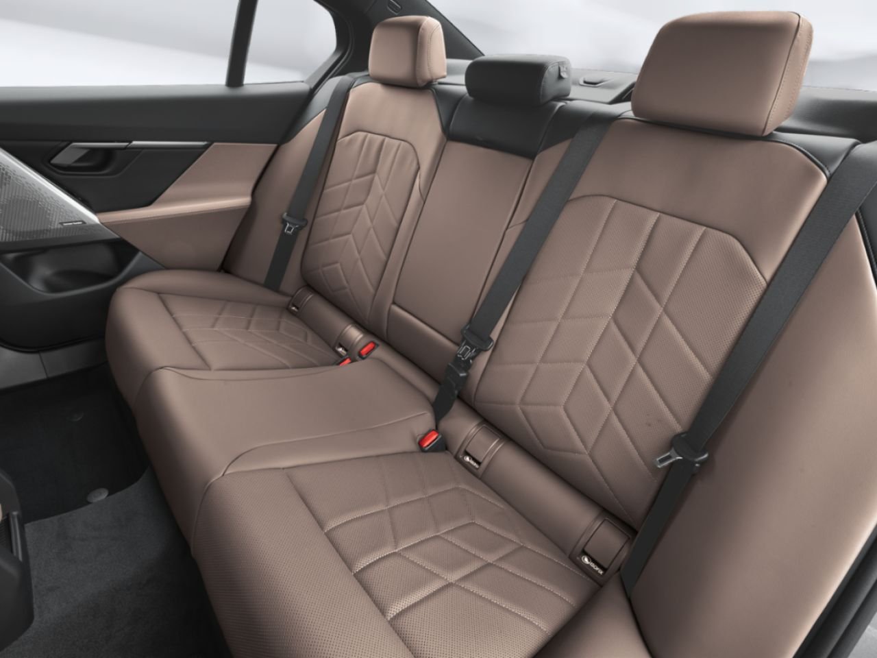BMW Série 5 550e xDrive 2027 Noir saphir métallisé Blainville - photo #7