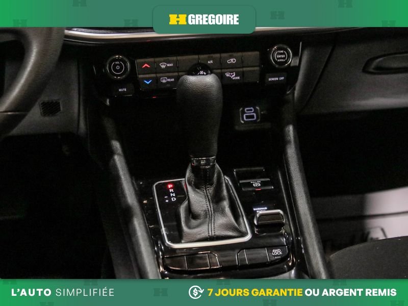 2023 Jeep Compass White Saint-Eustache - photo #23