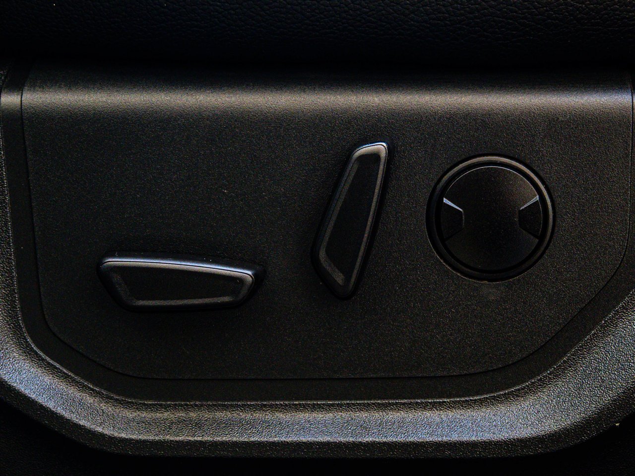 2022 Ford Super Duty F-350 SRW LARIAT 4WD Crew Cab 6.75' Box Black Sherwood Park - photo #18