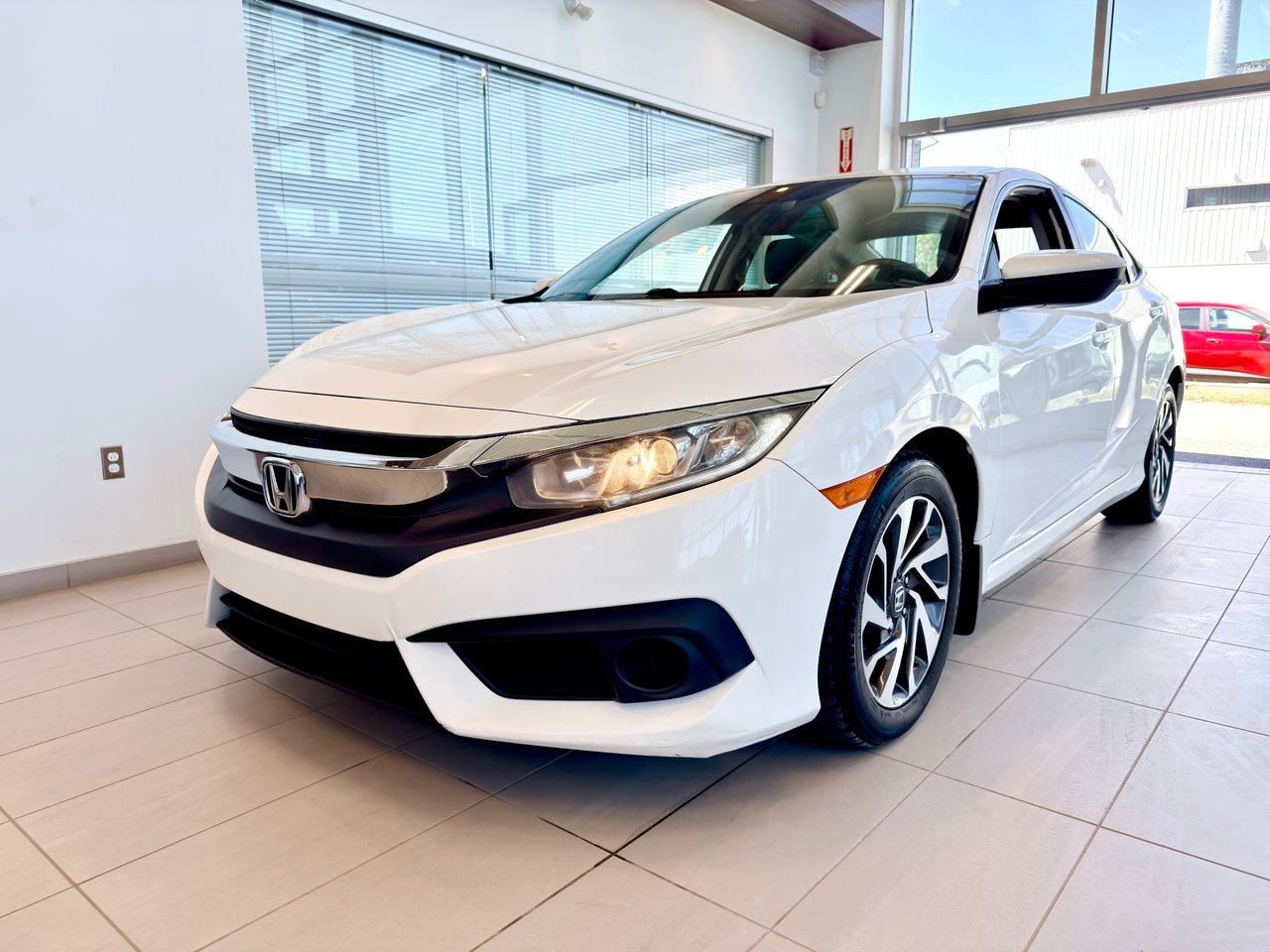 2018 Honda Civic Sedan White Notre-Dame-des-Prairies - photo #4
