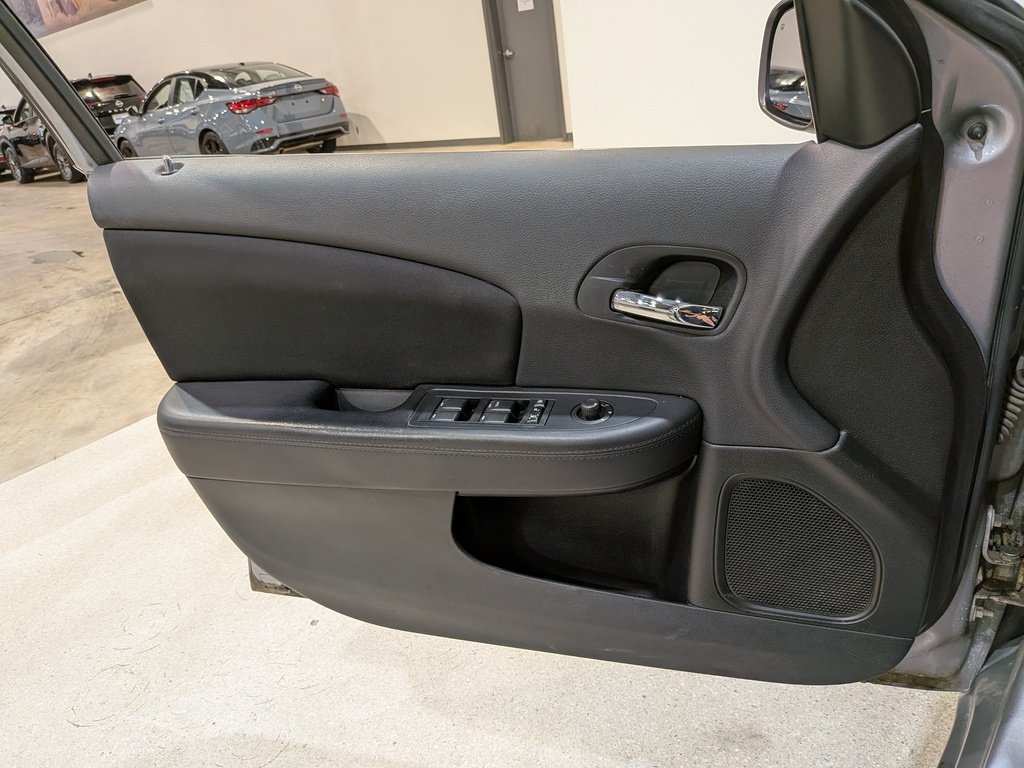 Chrysler 200 4dr Sdn LX 2013 Argent Val-David - photo #26
