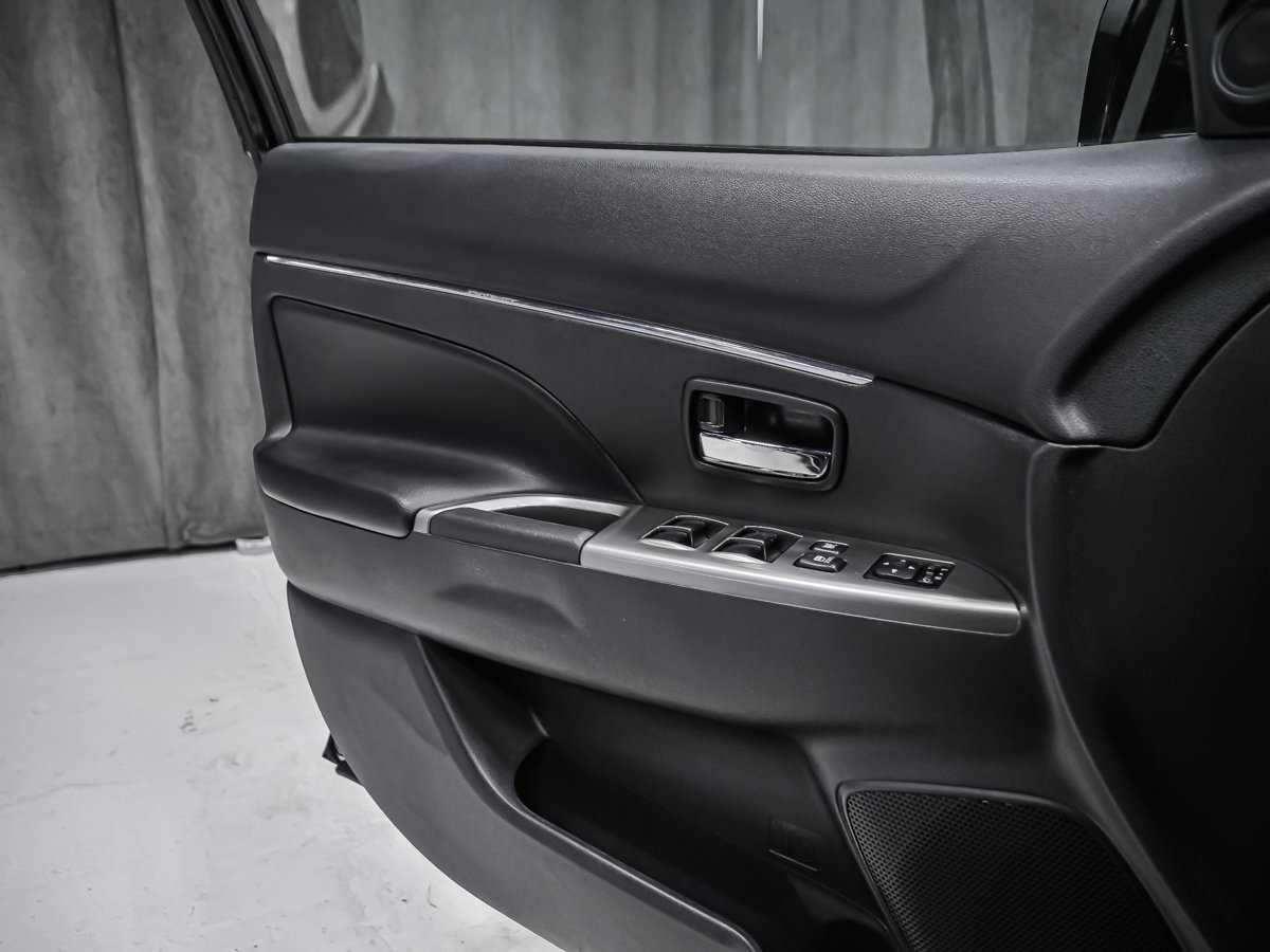 2024 Mitsubishi RVR SE Black Montreal - photo #8