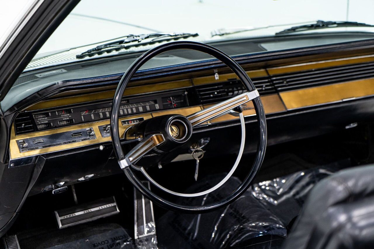 Chrysler IMPERIAL Unrestored with only 31,056 original miles **PRICE IN USD** 1968 Blanc Montréal - photo #82