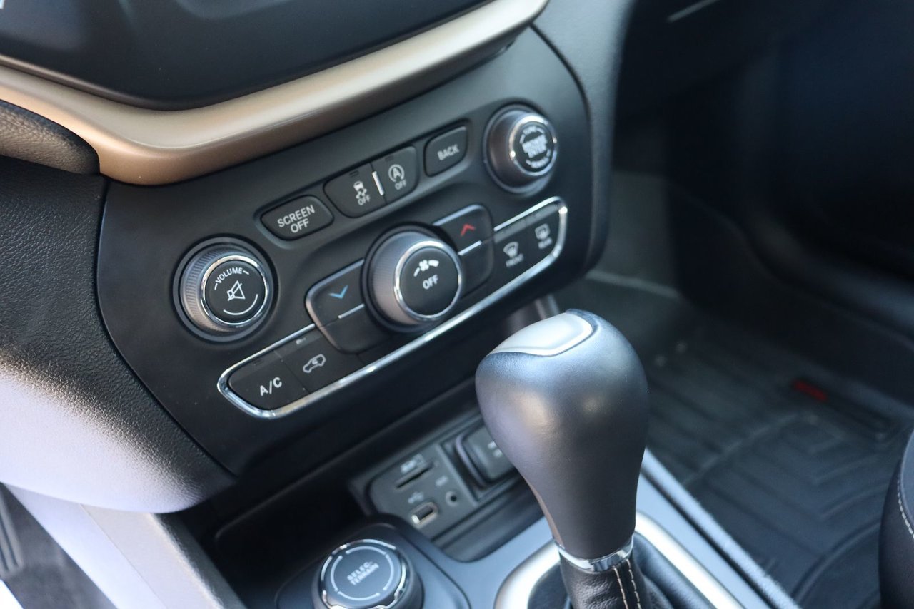 2016 Jeep Cherokee VIN 1C4PJMAS2GW378122 Black Chicoutimi - photo #14
