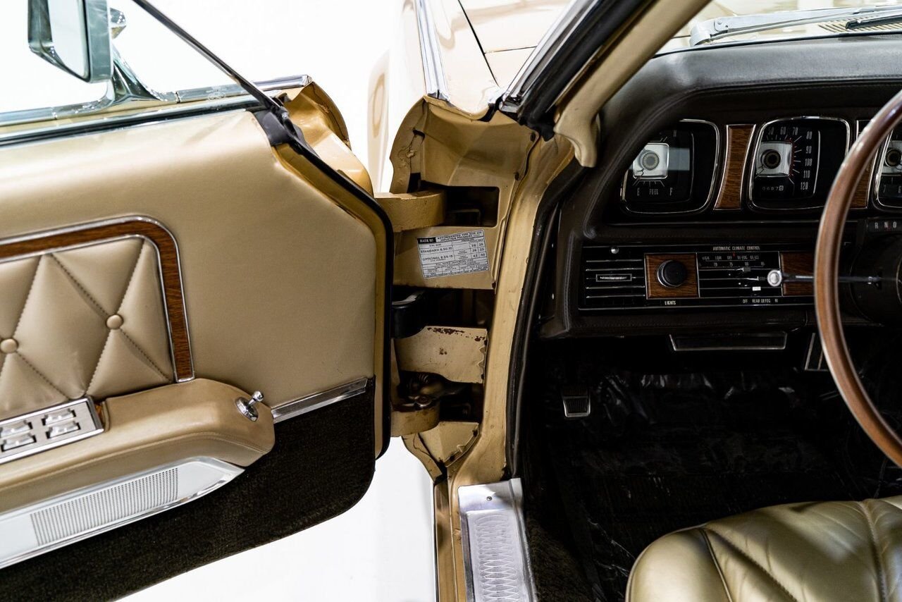 Lincoln Continental Only 687 miles from new. Unrestored example **PRICE IN USD** 1969 Or Montréal - photo #67
