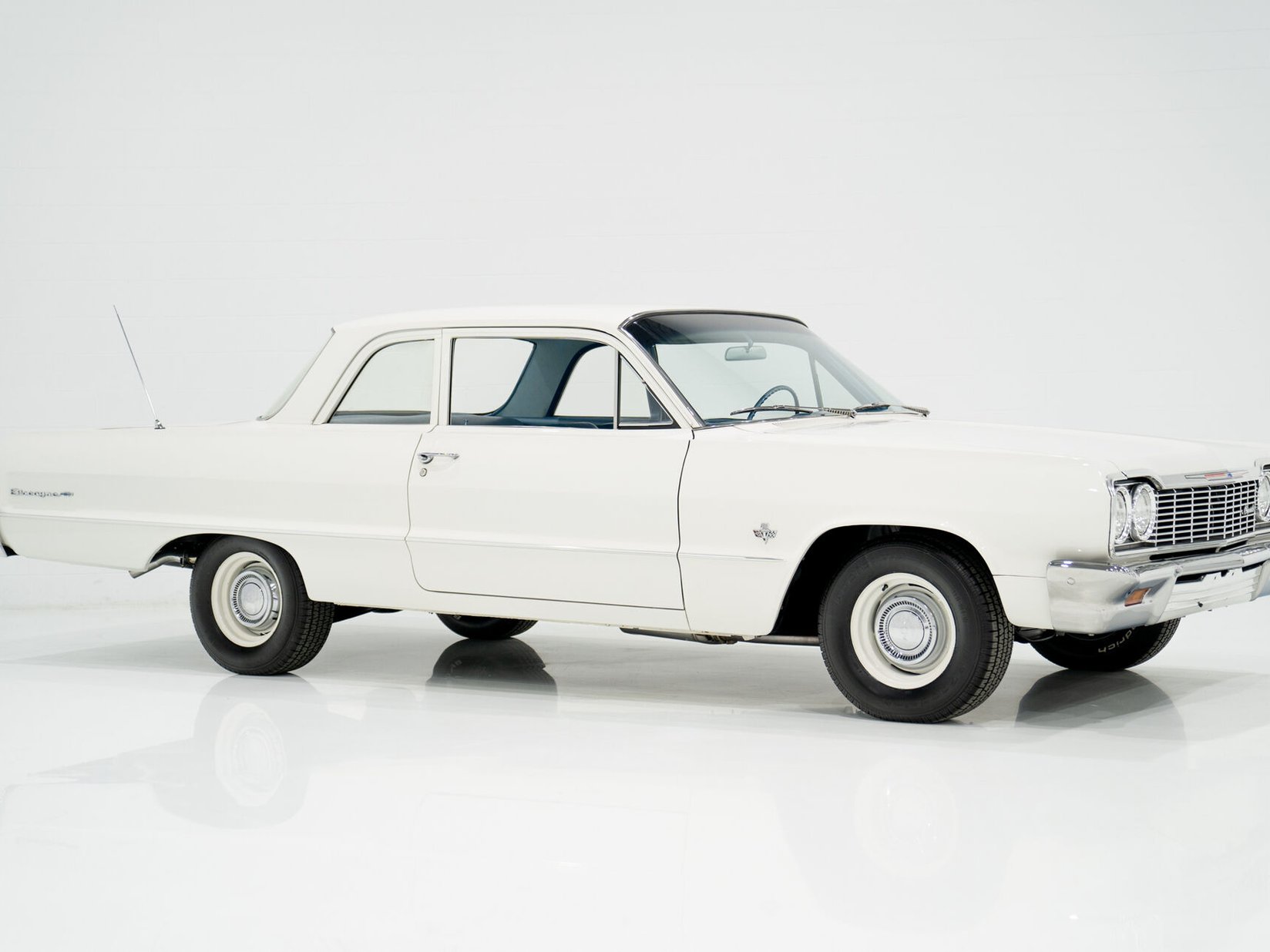 1964 Chevrolet Biscayne Matching 409 / 425HP Transmission 4 Vitesse Complètement Entièrement restauré **PRIX EN USD** White Montreal - photo #4