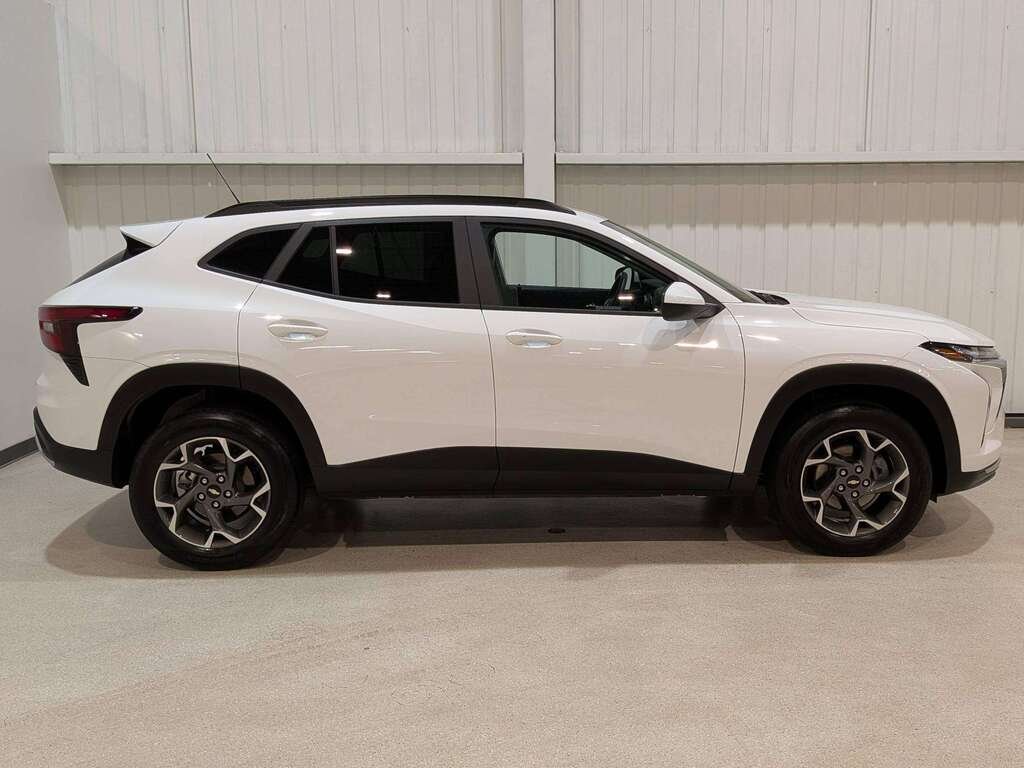 2025 Chevrolet Trax FWD 4dr LT White Val-David - photo #3