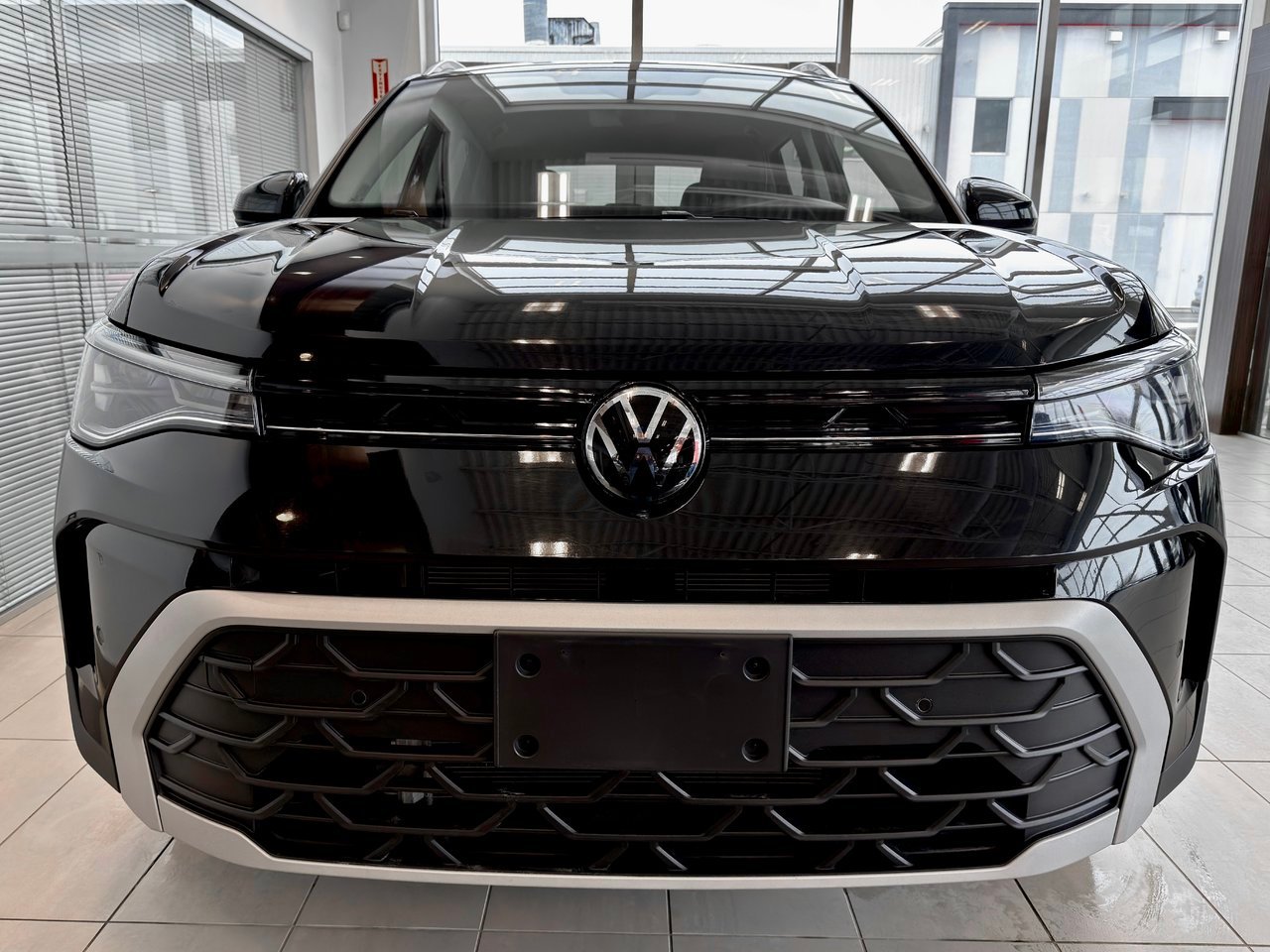 2025 Volkswagen Taos Silver Notre-Dame-des-Prairies - photo #4