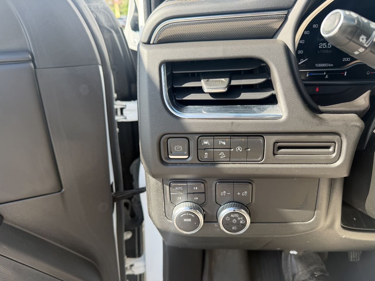 2023 GMC YUKON AT4 AT4 4 portes 4RM White Ottawa & Gatineau - photo #9