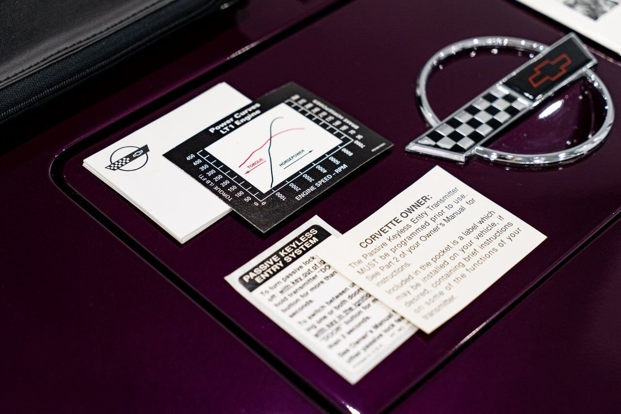 Chevrolet Corvette *PRIX EN USD* RPO Z4Z PACE CAR PRESENTED IN DELIVERY PACKAGING WITH ONLY 192MILES (307KM) FROM NEW 1995 Blanc Montréal - photo #29