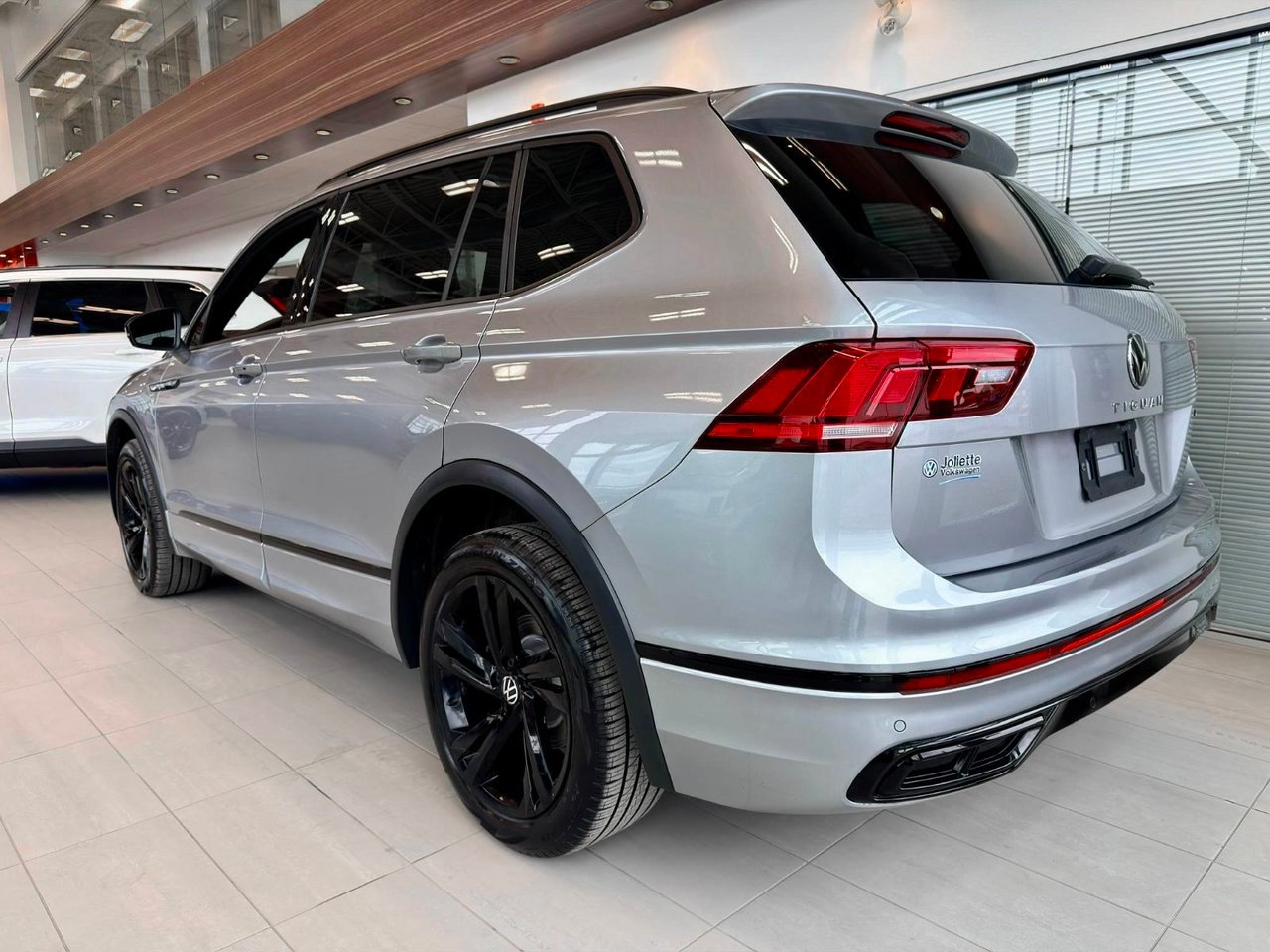 2024 Volkswagen Tiguan Silver Notre-Dame-des-Prairies - photo #8