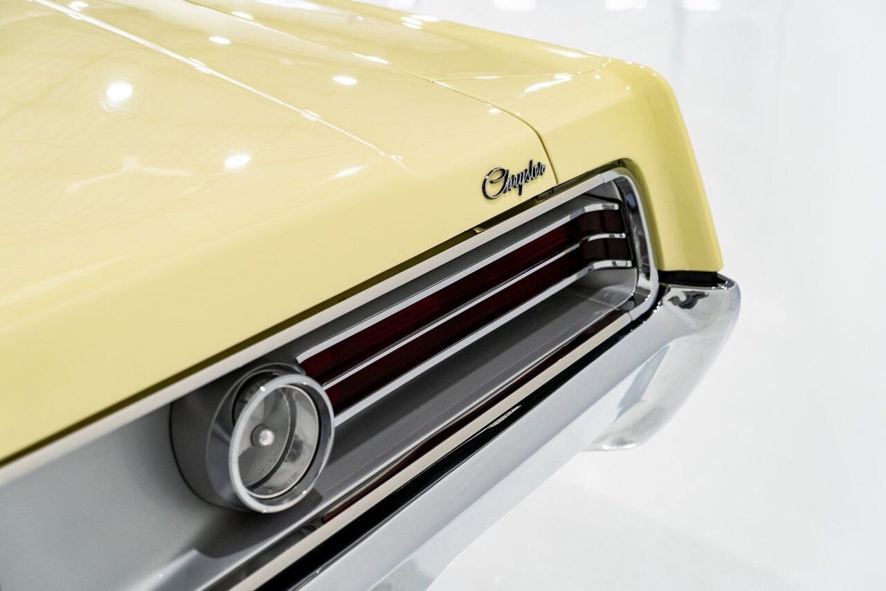 Chrysler 300 PRIX EN USD 440cu.in. Fully restored example 1968 Jaune Montréal - photo #47