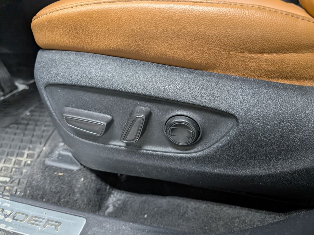 2025 Toyota Highlander Hybrid 5TDEBRCH9SS646479 Midnight Black Metallic Sherbrooke - photo #11