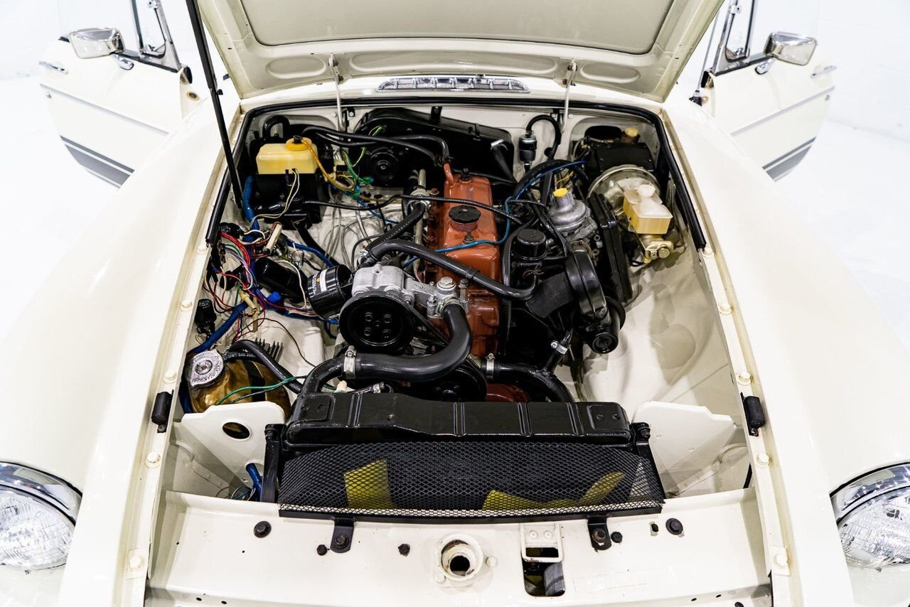 1979 MG B Beautifully presented from former complete restoration White Montreal - photo #14