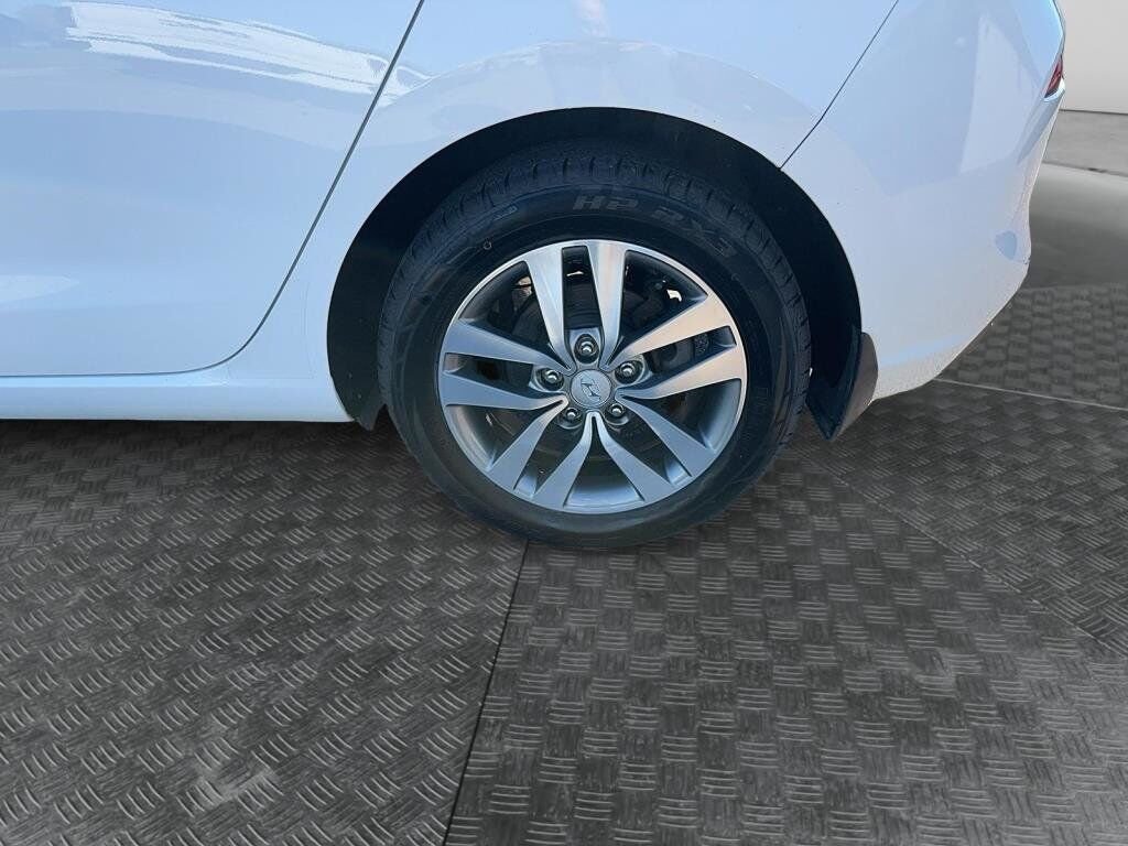 Hyundai Elantra GT NIV KMHH35LE4JU042398 2018 Blanc Chicoutimi - photo #6