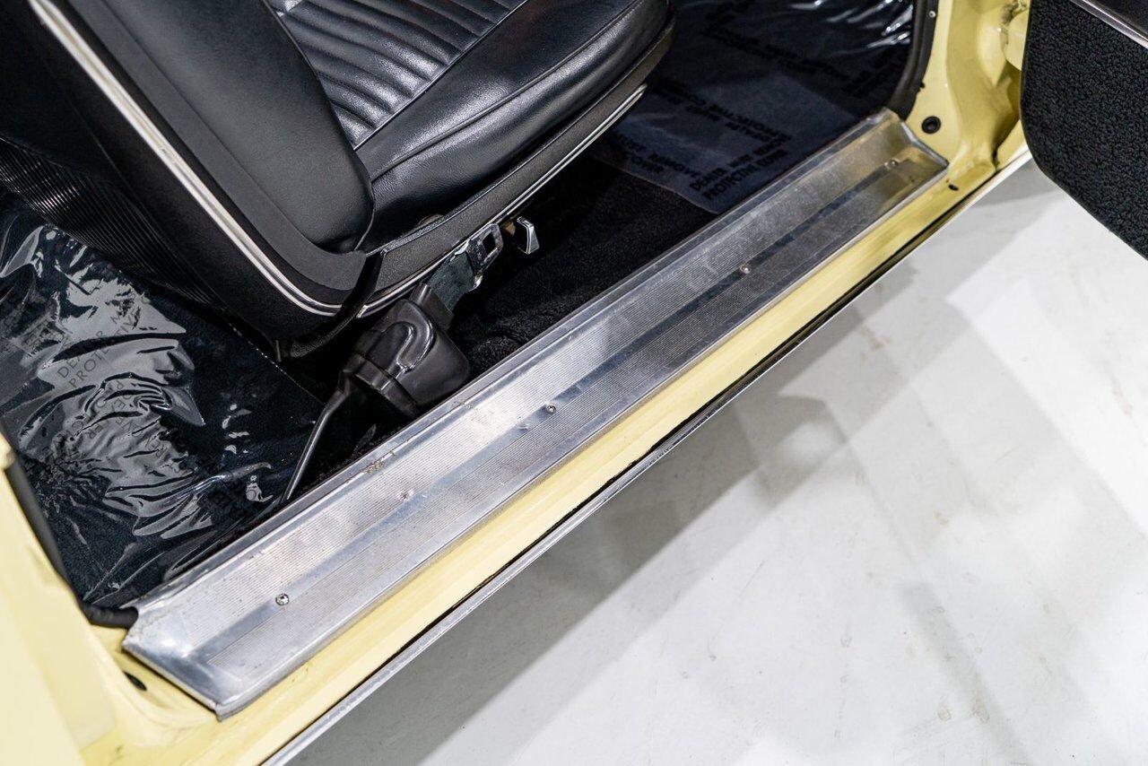 Chrysler 300 PRIX EN USD 440cu.in. Fully restored example 1968 Jaune Montréal - photo #84
