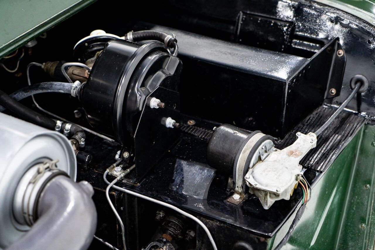 1970 Morgan Plus 8 Unrestored with only 7137km (4435miles) | PRIX EN USD Green Montreal - photo #17