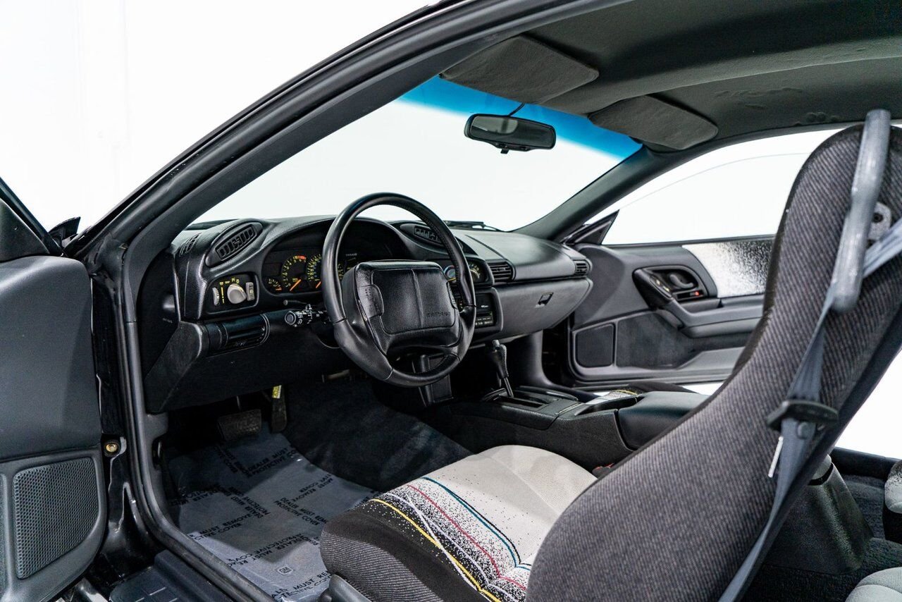 1993 Chevrolet CAMARO Z28 PRIX EN USD | Pace Car with only 957km (595mi) with original window sticker Black Montreal - photo #7