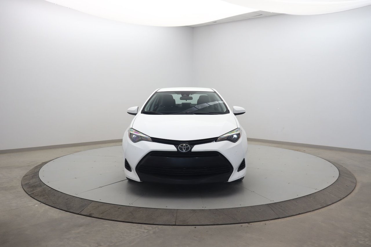 2018 Toyota Corolla VIN 2T1BURHE5JC086477 White Chicoutimi - photo #1