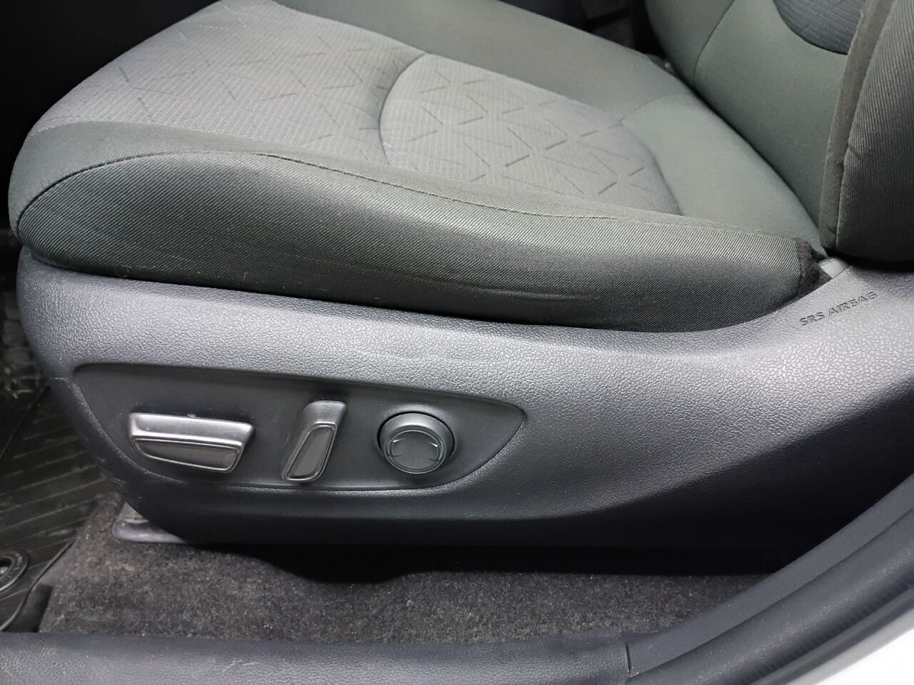 2021 Toyota RAV4 White Blainville - photo #18