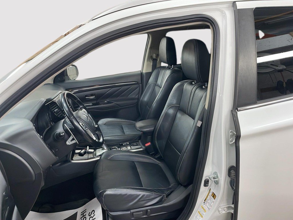 2018 Mitsubishi Outlander Plug-In Hybrid White Amos - photo #9