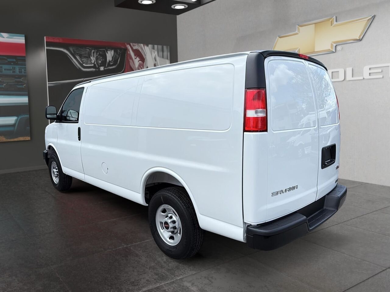 GMC Fourgonnette Savana utilitaire Traction arrière 2500 135 po 2026 BLANC SOMMET Saint-Hyacinthe - photo #3