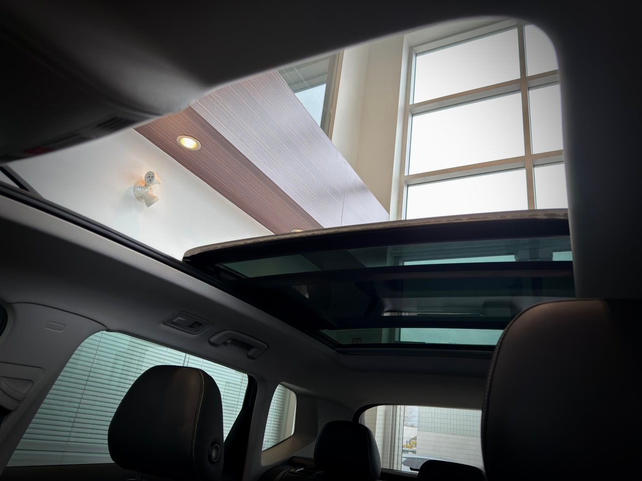 2023 Volkswagen Taos Silver Notre-Dame-des-Prairies - photo #13