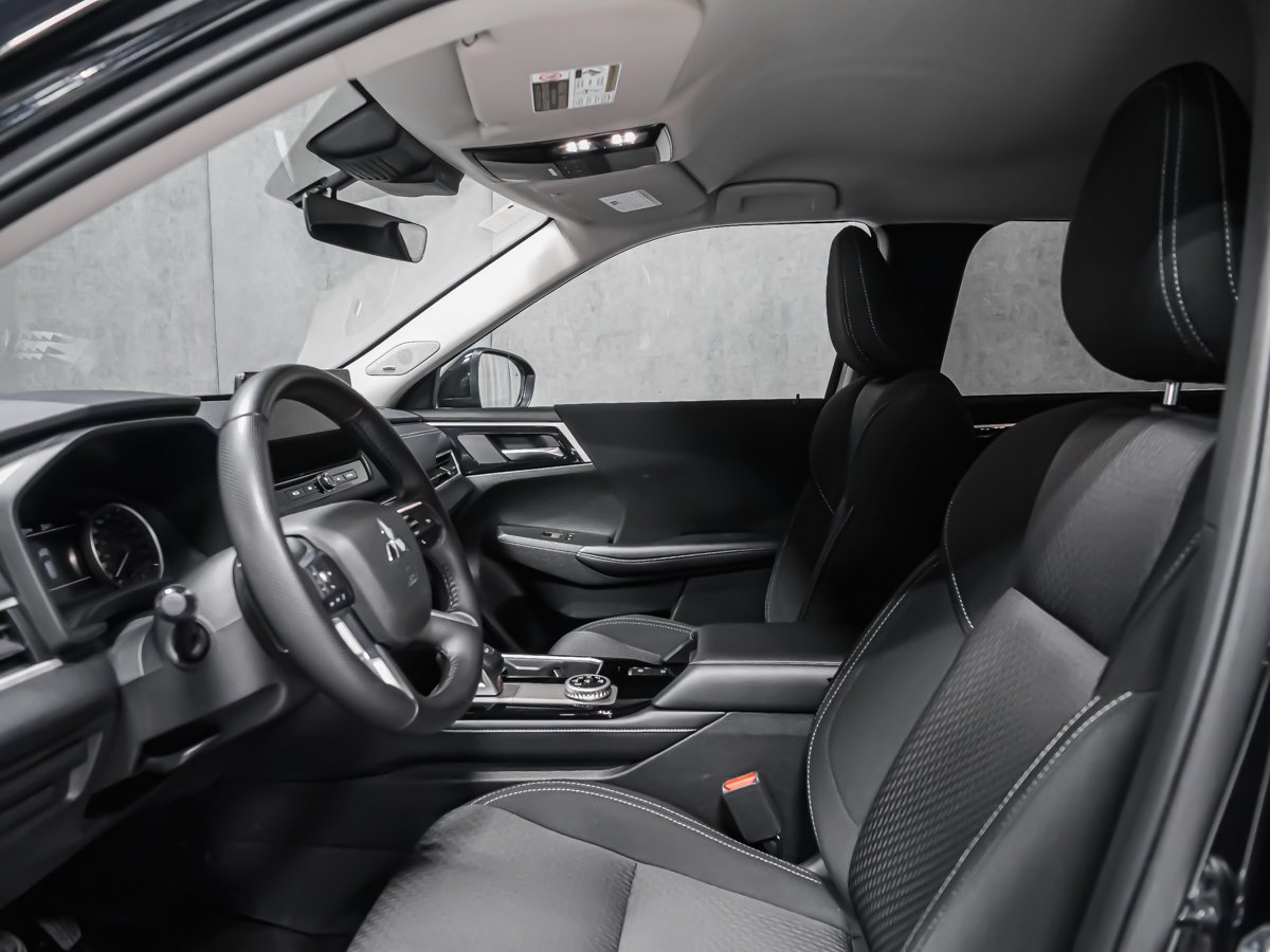Mitsubishi Outlander ES 2025 Noir Montréal - photo #15