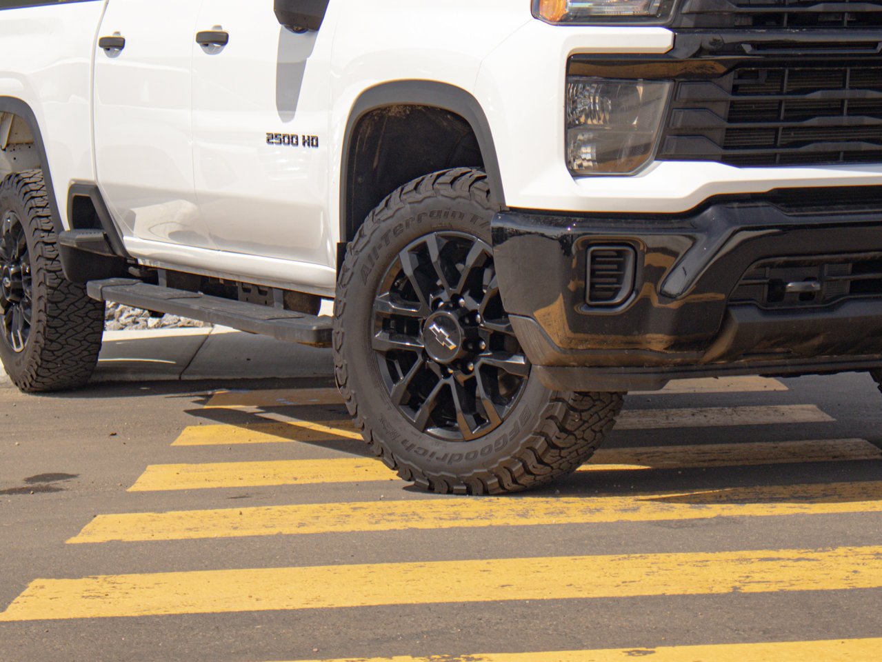 2025 Chevrolet Silverado 2500HD 4WD Crew Cab 159 Custom White Sherwood Park - photo #5